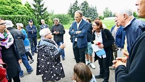 Bürgermeister Werner Wölfle (M.) nutzte den Rundgang zu Gesprächen mit Bürgern und Bezirksbeiräten. Sein Fehlen bei der  Nachbesprechung Foto: Lederer