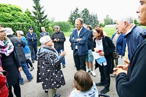 Bürgermeister Werner Wölfle (M.) nutzte den Rundgang zu Gesprächen mit Bürgern und Bezirksbeiräten. Sein Fehlen bei der  Nachbesprechung Foto: Lederer
