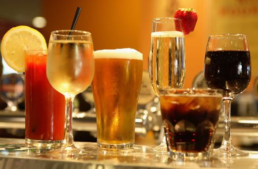Was trinken wir zum Fest? Bier, Wein – oder doch Champagner? Foto: Adobe/Steve Lovegrove