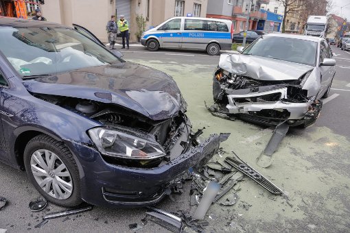 Zwei Verletzte und zwei Totalschaden sind die Bilanz eines Unfalls, der sich am Mittwoch in Stuttgart-West ereignet hat. Foto: www.7aktuell.de | Frank Herlinger