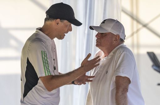 Das Verhältnis zwischen Bayern-Trainer Thomas Tuchel und Ehrenpräsident Uli Hoeneß ist angeblich nicht getrübt. Foto: dpa/David Inderlied