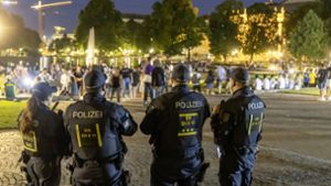Polizeibeamte im nächtlichen Einsatz am Eckensee. Foto: images/Arnulf Hettrich