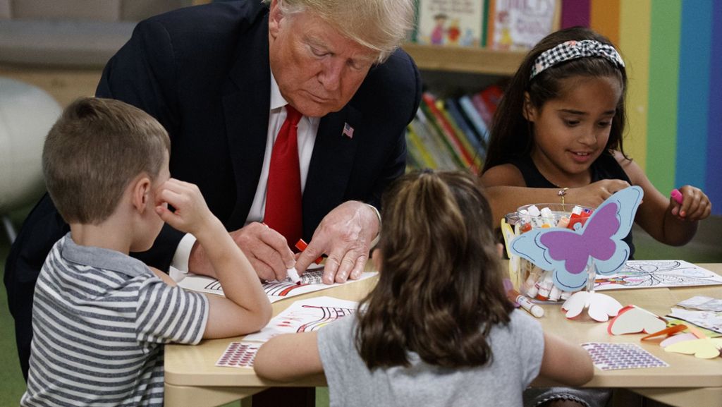 Bei Besuch im Kinderkrankenhaus: Donald Trump malt offenbar US-Flagge falsch aus