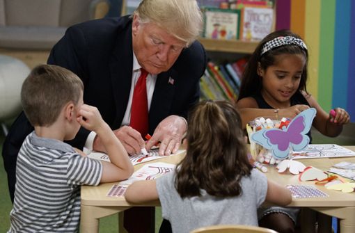 Donald Trump war zu Besuch in einem Kinderkrankenhaus. Dabei passierte ihm ein kleiner Fauxpas. Foto: AP