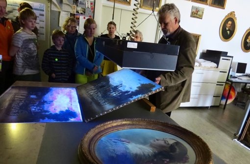 Der Restaurator Roland Hahn erklärt, was man mit UV-Licht auf alten Bildern alles entdecken kann. Foto: Nina Ayerle
