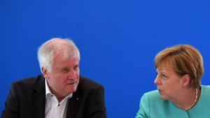 Unionspolitiker fordern von Horst Seehofer und Angela Merkel ein Ende des Streits über eine Flüchtlingsobergrenze. Foto: dpa