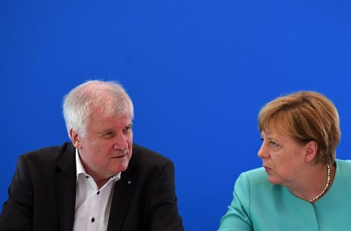Unionspolitiker fordern von Horst Seehofer und Angela Merkel ein Ende des Streits über eine Flüchtlingsobergrenze. Foto: dpa