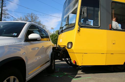 Das Auto hätte hier nicht abbiegen dürfen: Unfall am Stadtbahn-Halt Brendle im Stuttgarter Osten. Foto: 7aktuell.de/Jens Pusch