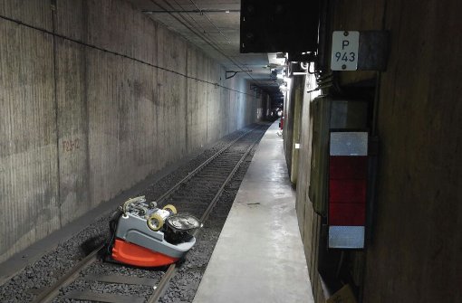 Der Übeltäter: Die heruntergefallene Kehrmaschine an der Haltestelle Schwabstraße hat am Dienstag stundenlang für Verspätungen der S-Bahnen in Stuttgart gesorgt. Foto: Bundespolizei