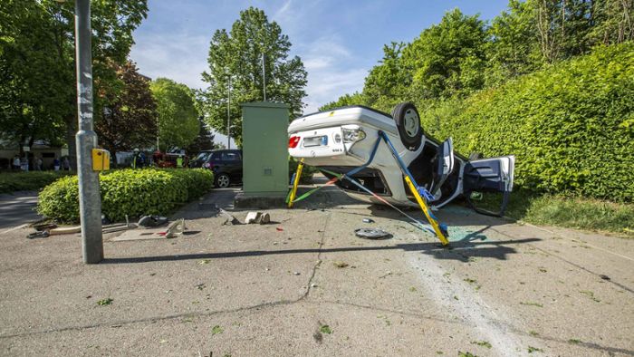 Mercedes-Fahrer fährt Ampel um und wird schwer verletzt