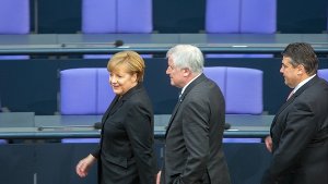 Eintracht im Bundestag: Bundeskanzlerin Angela Merkel, der CSU-Vorsitzende Horst Seehofer und SPD-Chef Sigmar Gabriel (re.)   im Bundestag in Berlin Foto: dpa
