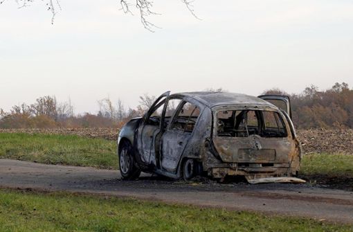Das ausgebrannte Auto der getöteten Frau. Foto: dpa/Andreas Rosar