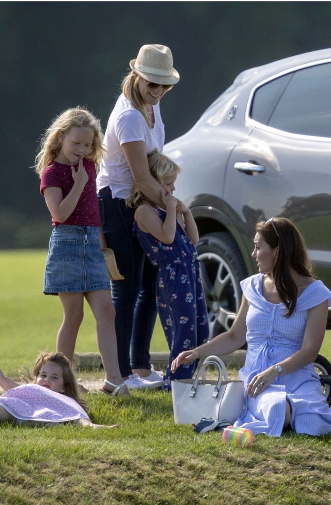 Auf der Wiese bekam die royale Familie Besuch von Tante Autumn Phillips und ihren Töchtern Savannah (links) und Isla.