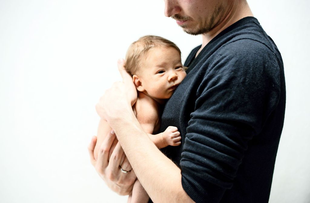 Viel Körper- und Hautkontakt kann dem Vater dabei helfen, eine Beziehung zu seinem Baby aufzubauen. Foto: Simon Dannhauer – Fotolia