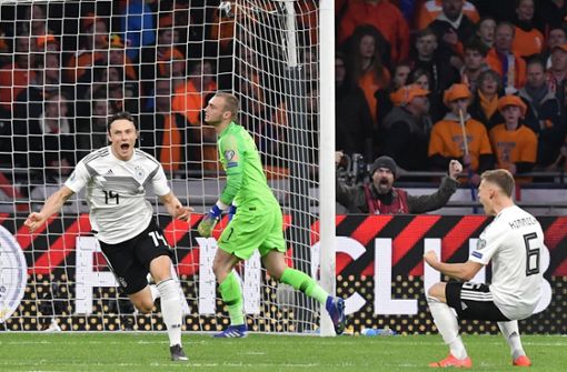 Torjubel kurz vor Schluss: Nico Schulz (li.) und Joshua Kimmich (re.) feiern das 3:2 der deutschen Mannscahft gegen die Niederlande. Foto: AFP