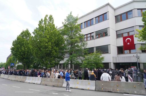 Vor dem Wahllokal in Zuffenhausen drängen sich die türkischen Wahlberechtigten. Foto: Andreas Rosar Fotoagentur-Stuttgart