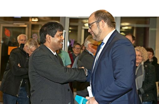 Auge in Auge mit dem Nachfolger: Troy Dutta (links) wird vom 1. Mai an den Bürgermeisterposten von Daniel Frey übernehmen. Foto: Horst Rudel
