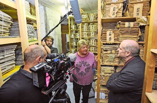 Regisseur Bernd Reufels (rechts) im Gespräch mit Elke R. Evert, die viel über den Hammermörder zu berichten weiß. Artikel zeugen davon, wie fieberhaft nach dem Hammermörder gesucht worden ist. Foto: Werner Kuhnle