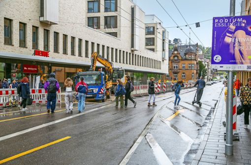 Passanten überqueren die Berliner Straße  auf Höhe des Qbus. Dabei ist der Fußgängerüberweg  nur wenige Meter entfernt. Foto: Roberto Bulgrin