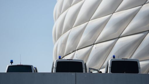 Die Polizei verstärkt nach dem Hinweis auf eine mutmaßliche Drohung ihre Präsenz rings um das Bundesliga-Topspiel zwischen Bayern und Dortmund. (Symbolbild) Foto: dpa/Andreas Gebert