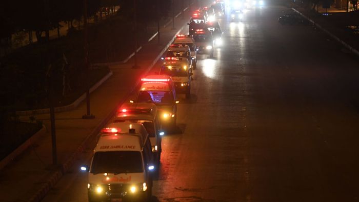 Fast 30 Tote bei Kollision zwischen Bus und Tanklaster