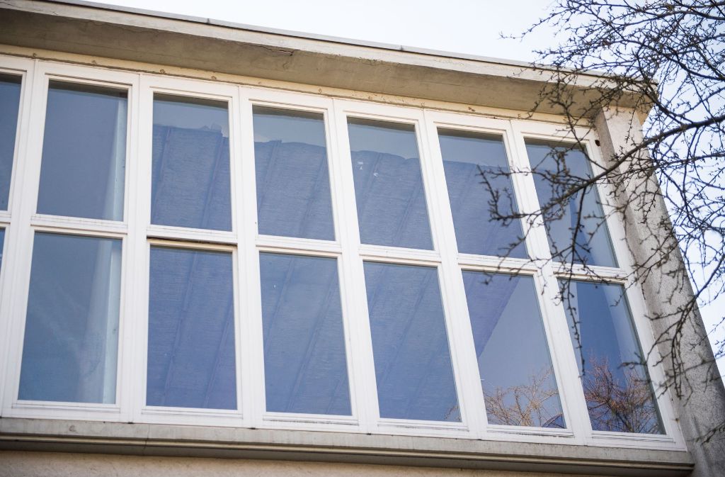 Stahlträger sind durch eine Fensterfront vom Bildhauerbau der Kunstakademie Stuttgart, da zu sehen, wo sich vorher eine weiße Zimmerdecke befand. Das Gebäude ist nach dem Einsturz einer Zimmerdecke einsturzgefährdet und komplett gesperrt. Foto: dpa