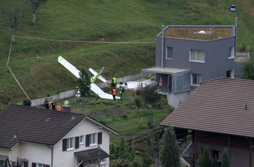 In der Gemeinde Dittingen in der Schweiz sind zwei deutsche Sportflieger abgestürzt. Foto: AP
