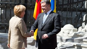 Bundeskanzlerin Angela Merkel ist vom ukrainischen Präsidenten Petro Poroschenko in Kiew herzlich empfangen worden. Foto: dpa