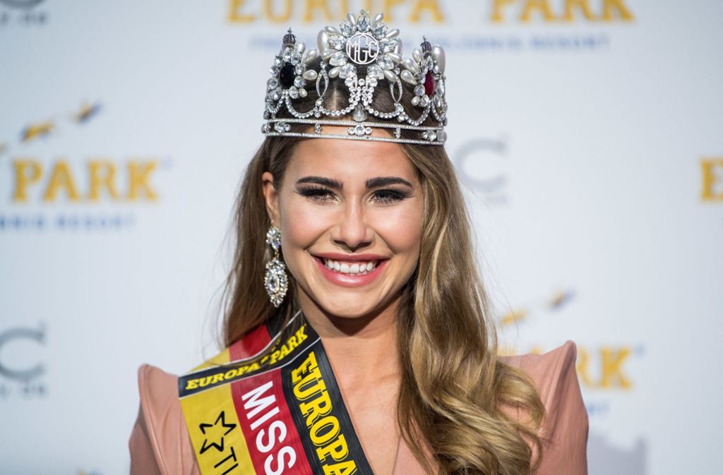Anahita Rehbein strahlt mit der Krone als neue „Miss Germany“.