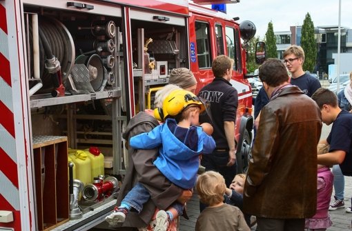 Besonders die kleinen Gäste haben sich um die Feuerwehrautos getummelt. Foto: Krämer