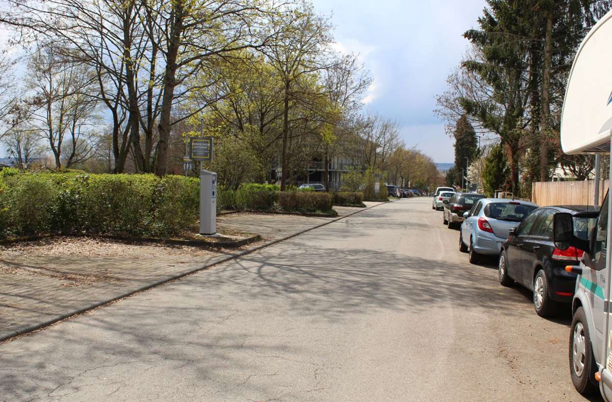 Blick in die Egilolfstraße: Die rechte Straßenseite gehört der Stadt, dort kann aktuell kostenlos geparkt werden. Die linke Seite gehört dem Land, dort ist das Parken gebührenpflichtig. Foto: Jacqueline Fritsch