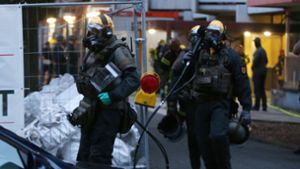 Mit Atemschutzmasken rückten Spezialkräfte in Köln an. Foto: dpa