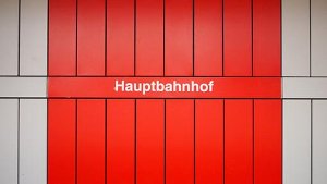 Am Hauptbahnhof in Stuttgart bremst am Dienstag ein Kurzschluss in einer Oberleitung den S-Bahn-Verkehr aus (Symbolbild). Foto: Leserfotograf burgholzkaefer
