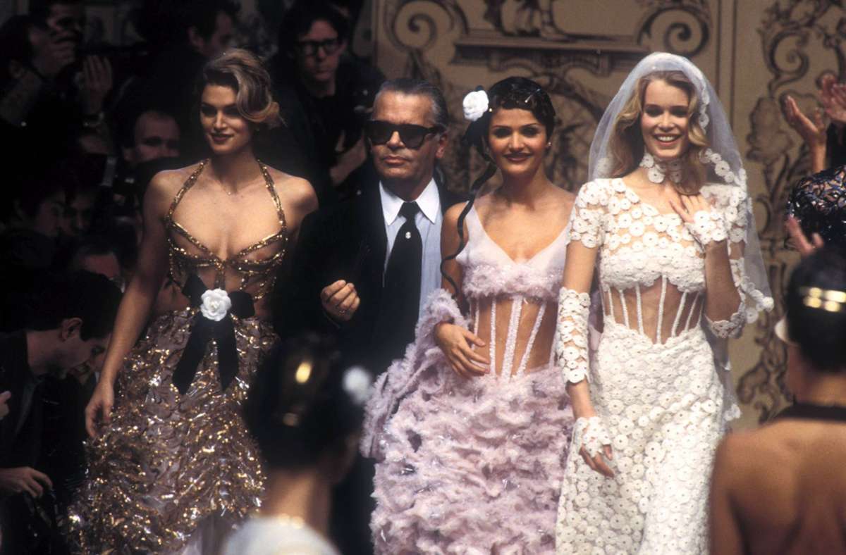 Karl Lagerfeld mit drei der berühmtesten Supermodels überhaupt: Cindy Crawford, Helena Christensen und Claudia Schiffer (von links).