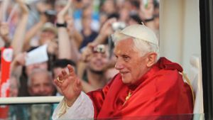 Der damalige Papst Benedikt der XVI. sitzt bei seinem Besuch in Freiburg in seinem Papamobil. Foto: dpa/Uli Deck