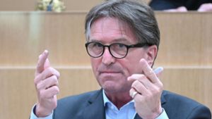 Gesundheitsminister Manfred Lucha ist auf Konfrontationskurs mit Impfverweigerern gegangen. (Archivbild) Foto: dpa/Bernd Weissbrod