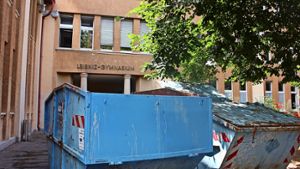 Die Container stehen schon bereit: Am denkmalgeschützten Leibniz-Gymnasium werden zunächst die Fenster an der Vorderseite ausgetauscht Foto: Torsten Ströbele