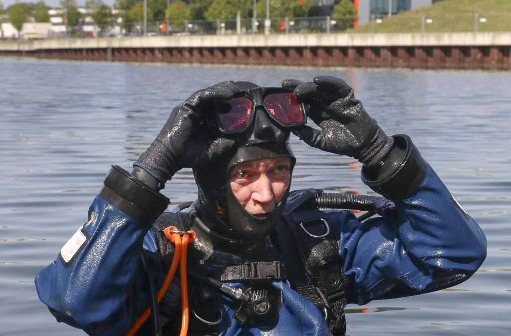 Die Entrümpelung ist ein leichter Job für Frank Koch. Der 50-Jährige war 15 Jahre lang bei der Marine. Heute taucht er in Baggerseen und Klärwerken ab und schweißt unter Wasser kaputte Anlagen.
