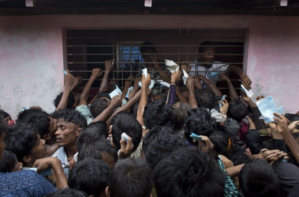 Im Flüchtlingslager stehen Rohingyas nach Lebensmitteln an. Foto: AP