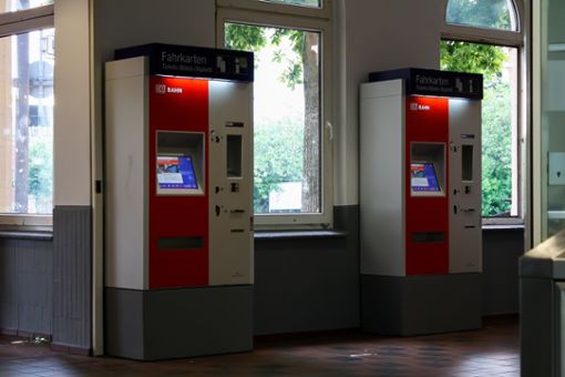 Ticketautomaten der Deutschen Bahn. Foto: Luthfi Syahwal / shutterstock.com