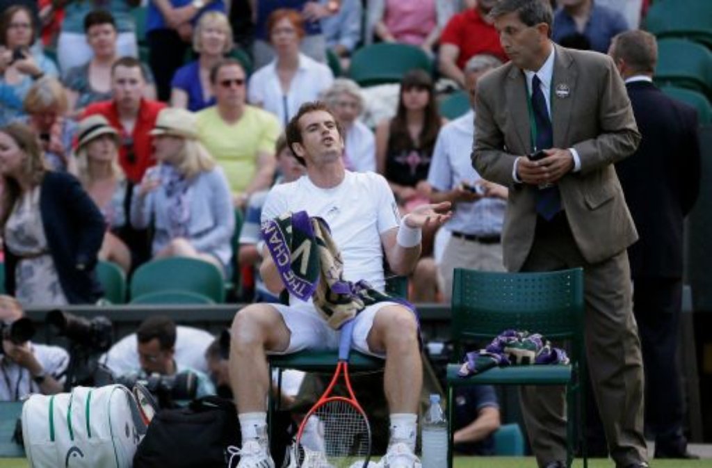 Andy Murray diskutiert mit dem Schiedsrichter.