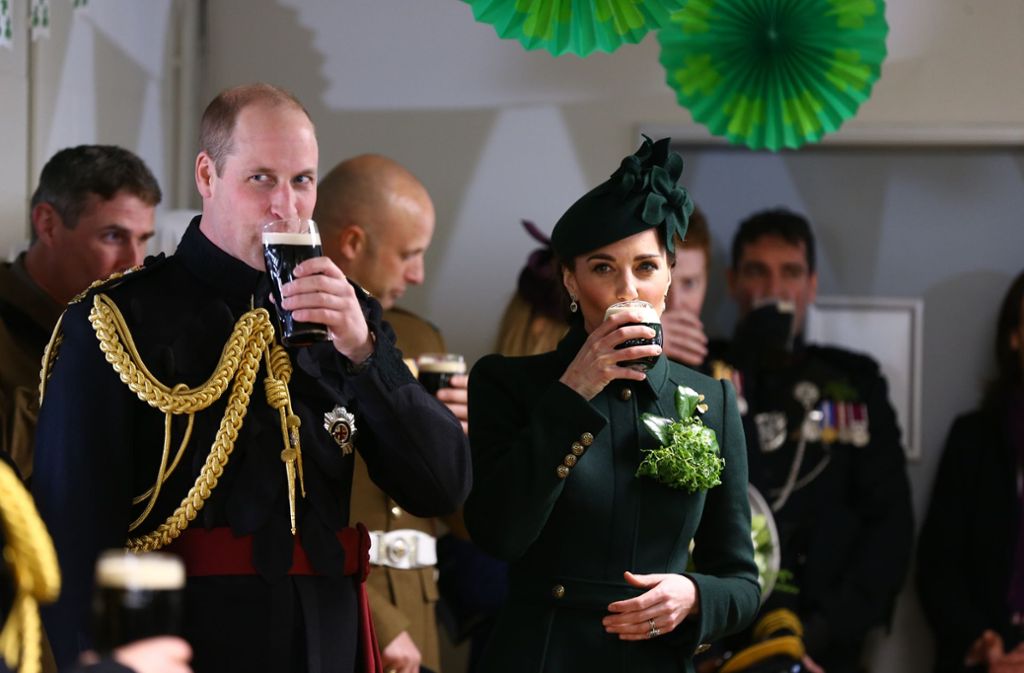 Prinz William und seine Frau Kate mischten sich mit Bier in der Hand unter die Offiziere.