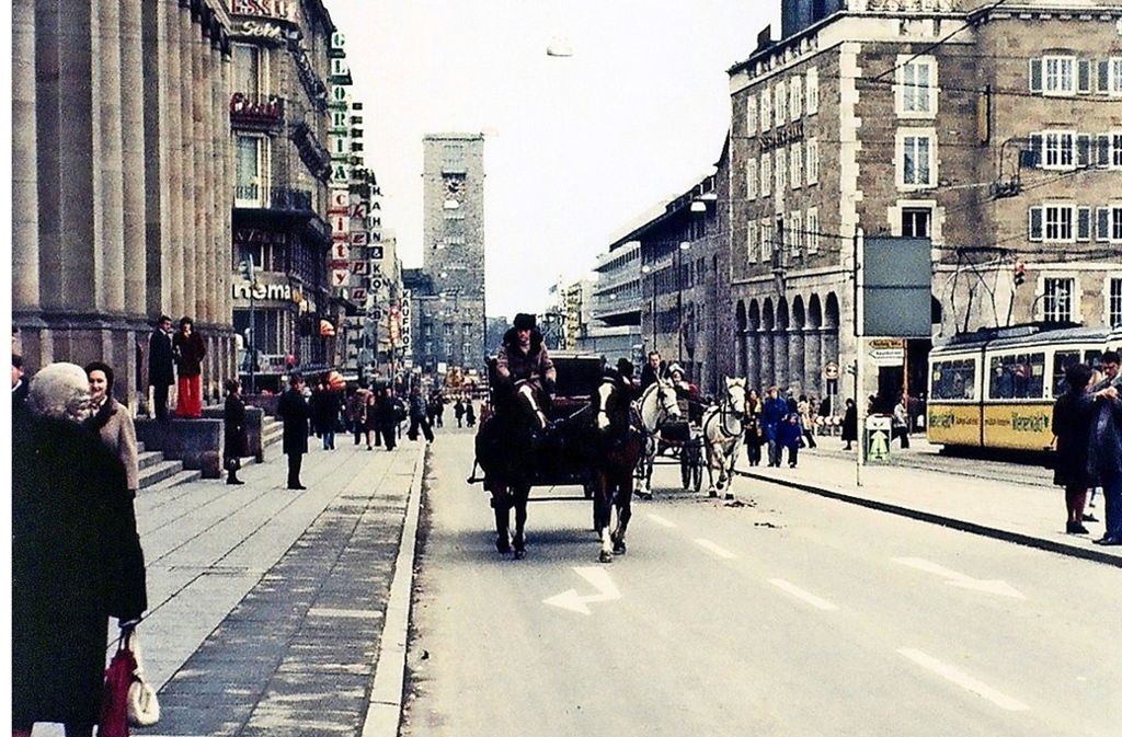 Die autofreie  Königstraße gehört im November 1973 den Pferdekutschen.