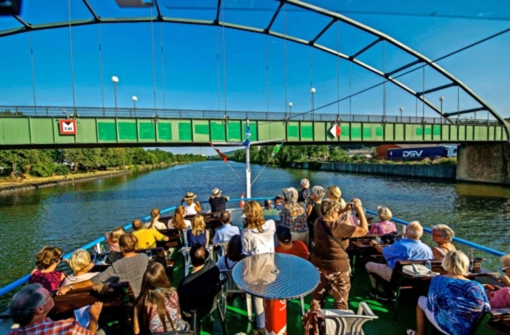 Schifffahrt  für Träumer: Zum Auftakt der  Veranstaltungsreihe  „Neckarfantasien“ präsentieren sich Stadt, Fluss und Gäste hochsommerlich heiter.