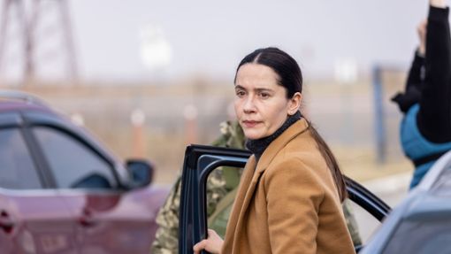 Die ukrainische Therapeutin Lydia (Anastasia Karpenko) bietet Mitfahrmöglichkeiten in ihrem Auto an. Foto: Roman Lisovsky/ZDF/dpa