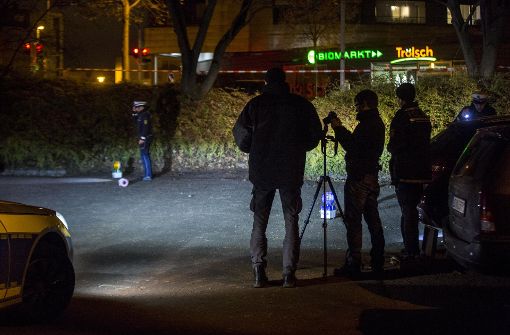 Polizisten untersuchen den Tatort in Kornwestheim. Foto: 7aktuell.de | Simon Adomat