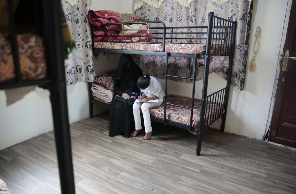 Ein zehn Jahre altes Mädchen mit seiner Mutter nach der Flucht vor einer Zwangsehe. Foto: AP