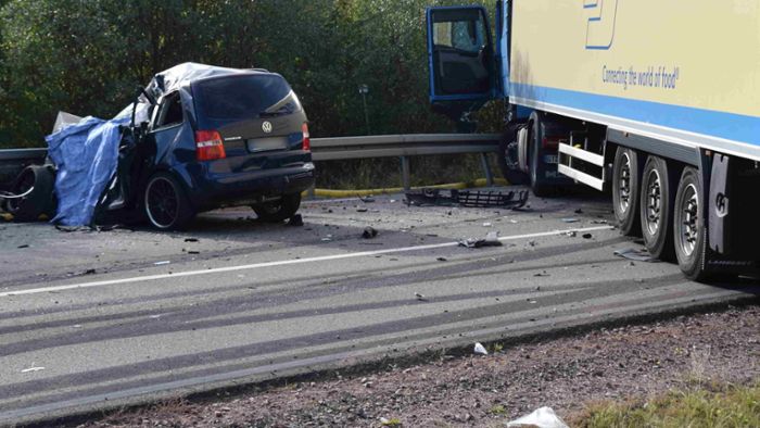 Autofahrer stirbt nach Zusammenstoß mit Lkw