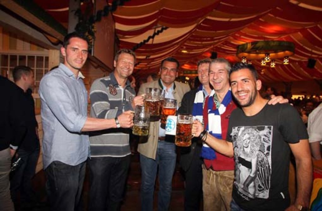 Neben den Spielern um Kapitän Vincenzo Marchese (rechts) feierte auch Präsidiumsmitglied Guido Buchwald (Zweiter von links) auf dem Stuttgarter Frühlingsfest. Klicken Sie sich durch unsere Fotostrecke.