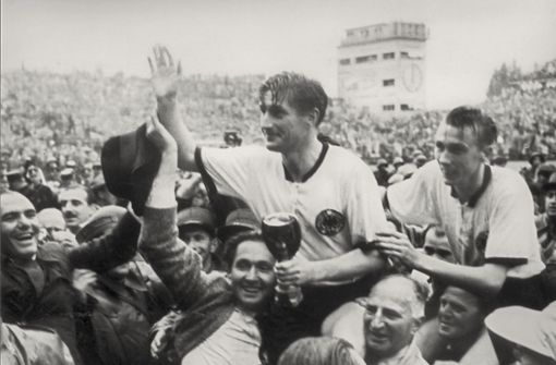 Die begeisterten Anhänger tragen 1954 nach dem WM-Sieg in Bern Fritz Walter und Horst Eckel (rechts) vom Feld. Foto: dpa